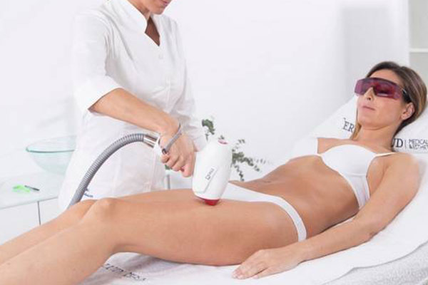 Esthéticienne pour soin de cavitation et infrarouge, Antibes, BA Centre Esthétique