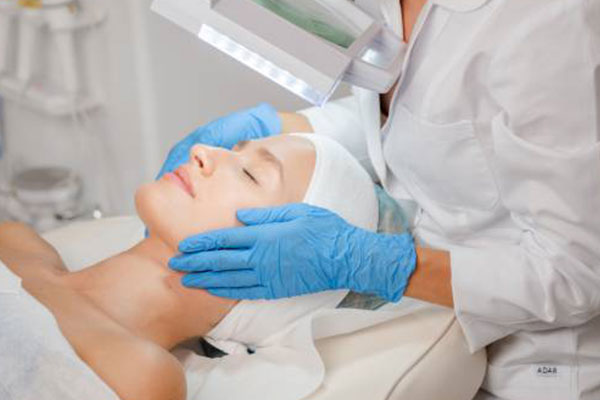Esthéticienne pour soin Vacuum celludrain CelluDrain™, Antibes, BA Centre Esthétique